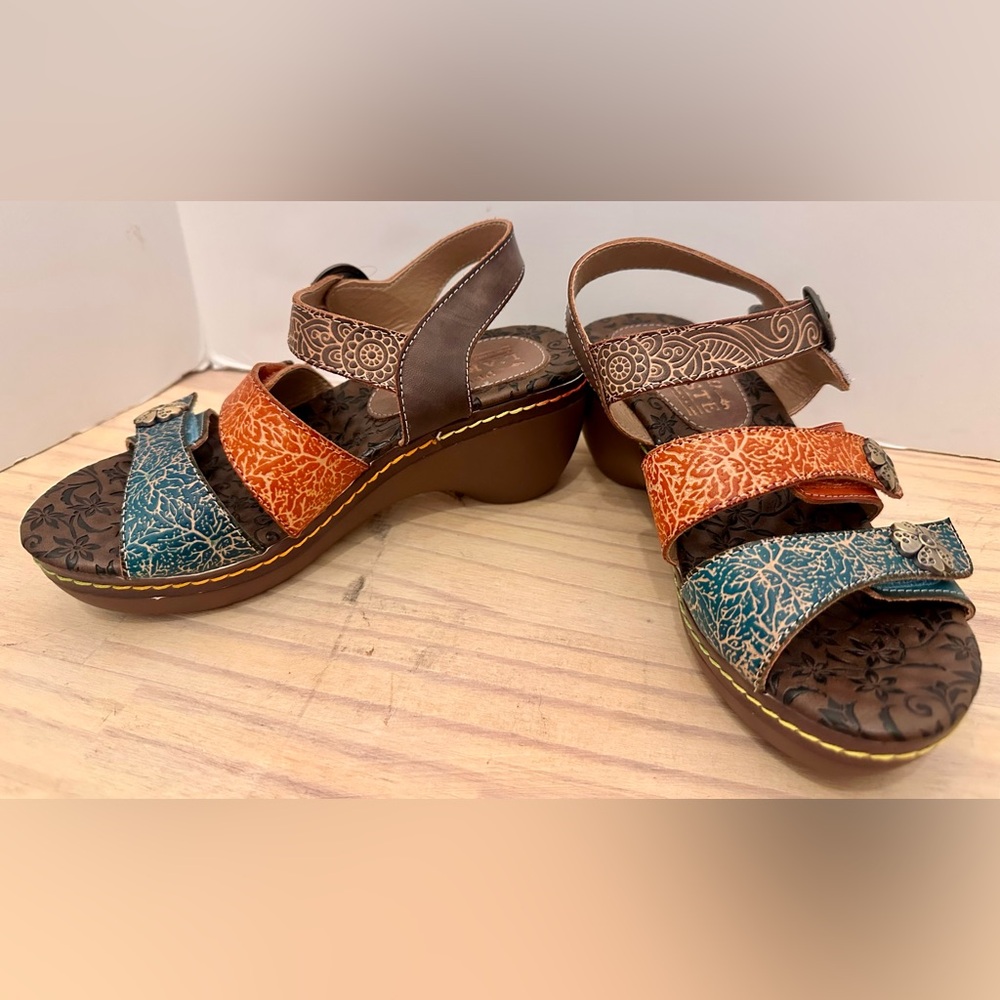 L'ATISTE Multicolor Sandals with Brown Accents